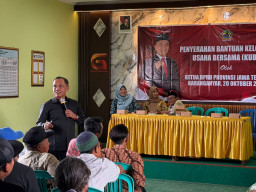 Sumanto Salurkan Bantuan KUBE Rp20 Juta per Kelompok di Karanganyar, Ini Pesannya kepada Peternak