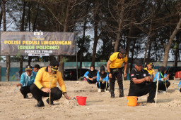Gotong Royong Tanam 800 Pohon Cemara, Wakapolresta Tuban: Sedekah Oksigen untuk Generasi Mendatang