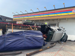 Polisi Ungkap Penyebab Truk Trailer Bermuatan Penuh Terguling hingga Sopir Tewas di Tuban