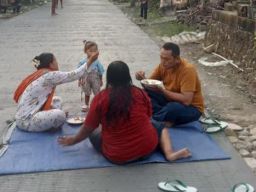 Warga Nglebur Blora Rayakan Jalan Baru dengan Piknik Sore di Atas Cor Mulus