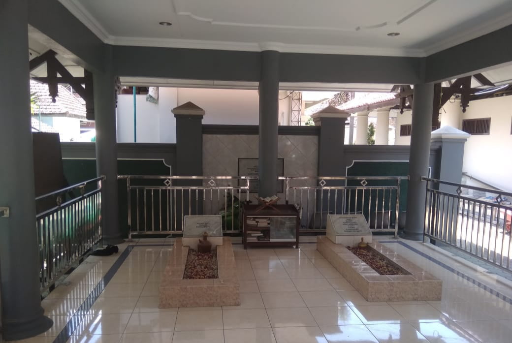 Makam RTA Tjondro Negoro IV yang terletak dibelakang masjid Agung Kudus. (Memanggil.co/Ist)
