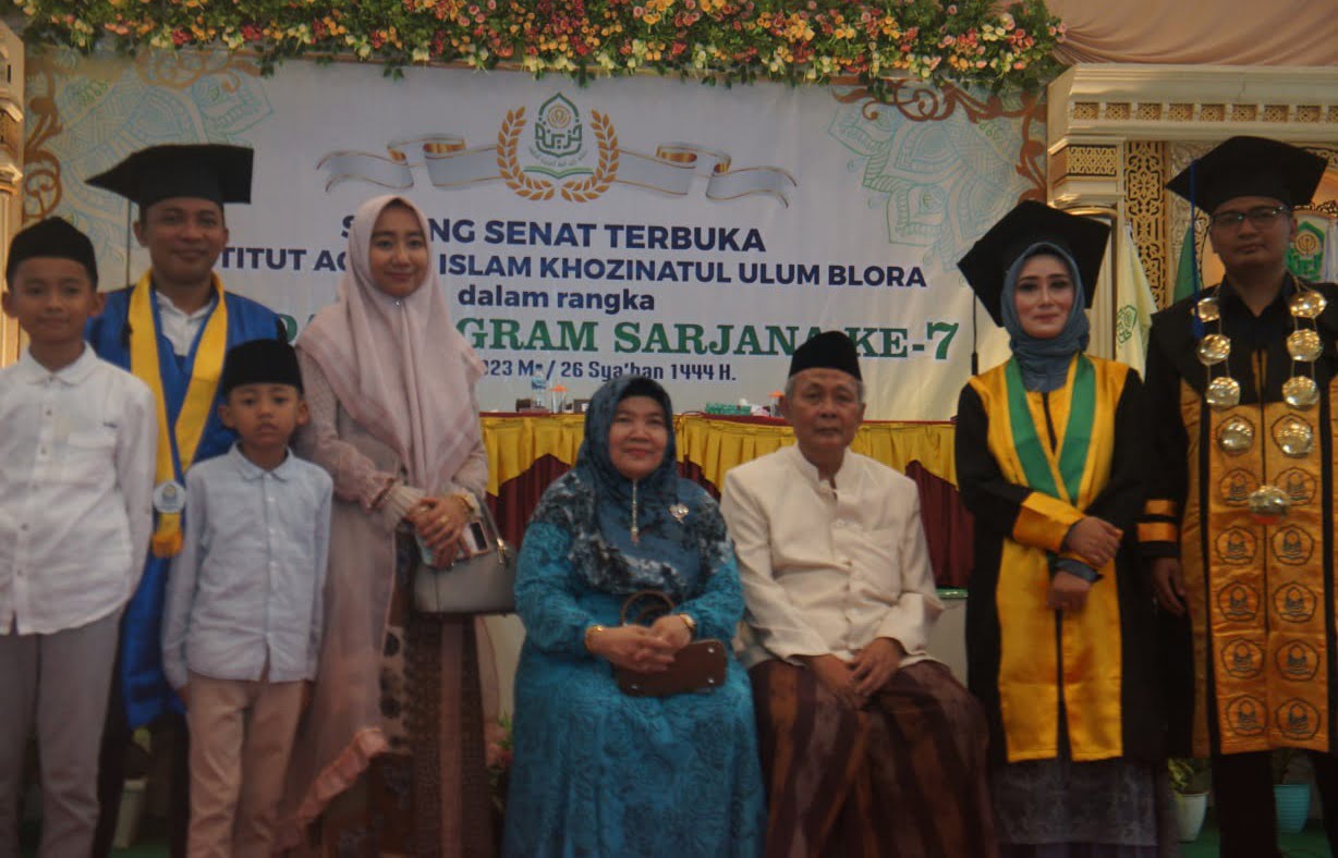 Momen dokumentasi keluarga KH Muhammad Ahmad Muharror Ali usai sidang senat terbuka IAI Khozinatul Ulum dalam rangka program sarjana yang ketujuh. (Memanggil.co/Ist)