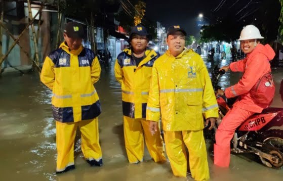 TRC BPBD Agung Tri (pakai mantel pink) saat di lokasi banjir yang mulai surut. (Memanggil.co/Ist)