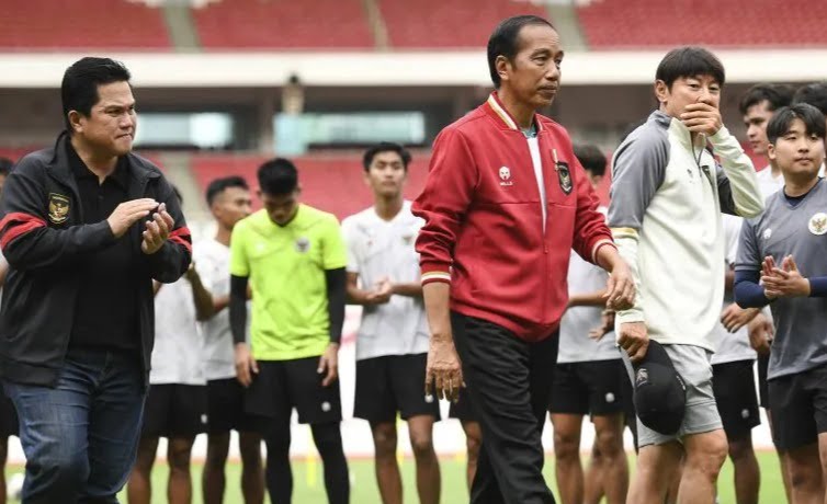Ketum PSSI Erick Thohir saat bertepuk tangan dibelakang Presiden Jokowi. (Memanggil.co/Antara)