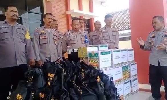 Polsek Jepon bagi-bagi paket sembako jelang hari raya Idul Fitri 1444 Hijriah. (Memanggil.co/Ist)