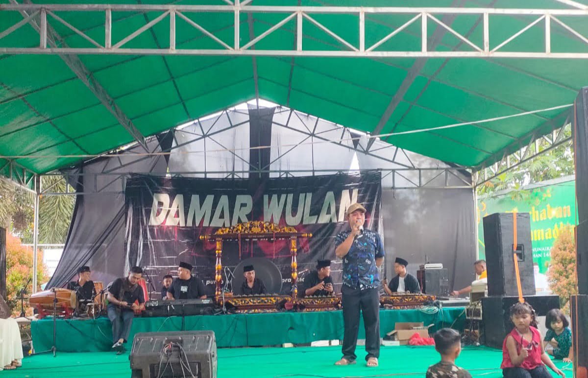 Kades Aang saat memberikan sambutan dalam kegiatan bazar Ramadan di Desa Bogorejo, Kecamatan Bogorejo, Kabupaten Blora. (Memanggil.co/Teguh Arianto)