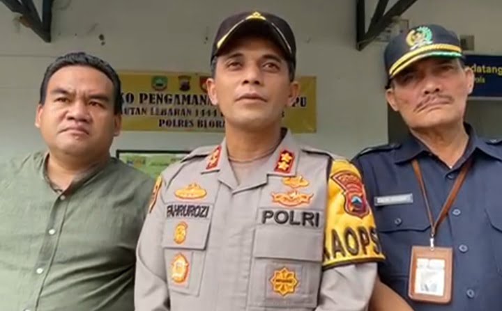 Tangkapan layar video Kapolres Blora AKBP Fahrurozi (tengah) yang beredar di jagat maya. (Memanggil.co/Ist)