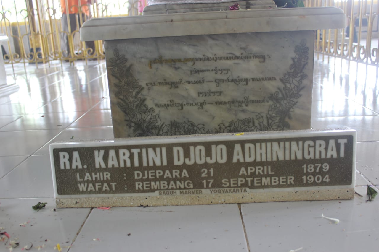 Batu nisan Raden Ayu Kartini Djojo Adhiningrat. (Memanggil.co/Ist)