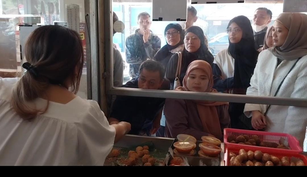 Pembeli mengantre tahu Sumedang. (Memanggil.co/Husni Nursyaf)