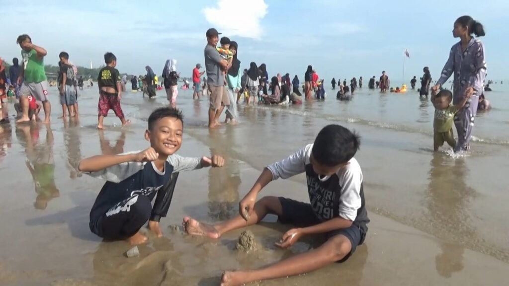 Lebaran Ketupat, Ratusan Warga Desa di Tuban Ikuti Tradisi Mandi di Laut. (Memanggil.co/Khusni Mubarok)