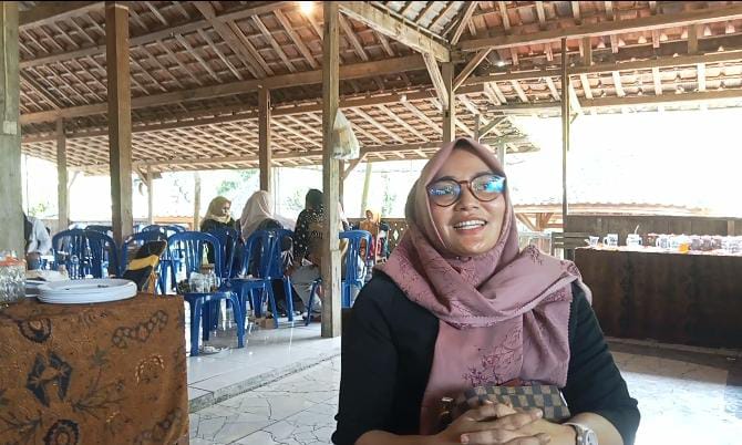 Bunda Nini saat diwawancarai wartawan dalam sebuah kesempatan seusai acara Paguyuban BPD Banjarejo, Kabupaten Blora. (Memanggil.co/Ist)