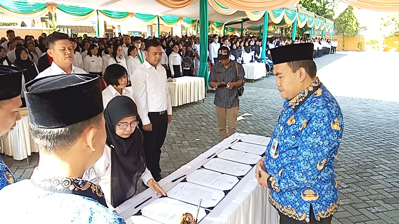 Momen penandatanganan perjanjian kerja PPPK disaksikan Bupati Blora Arief Rohman secara langsung di halaman Dinas Pendidikan Kabupaten Blora. (Memanggil.co/Ist)