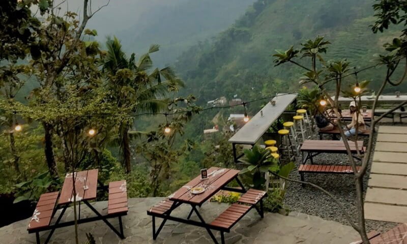 Kafe Seribu Batu Semliro menyuguhkan pemandangan alam menakjubkan. (Memanggil.co/Ist)