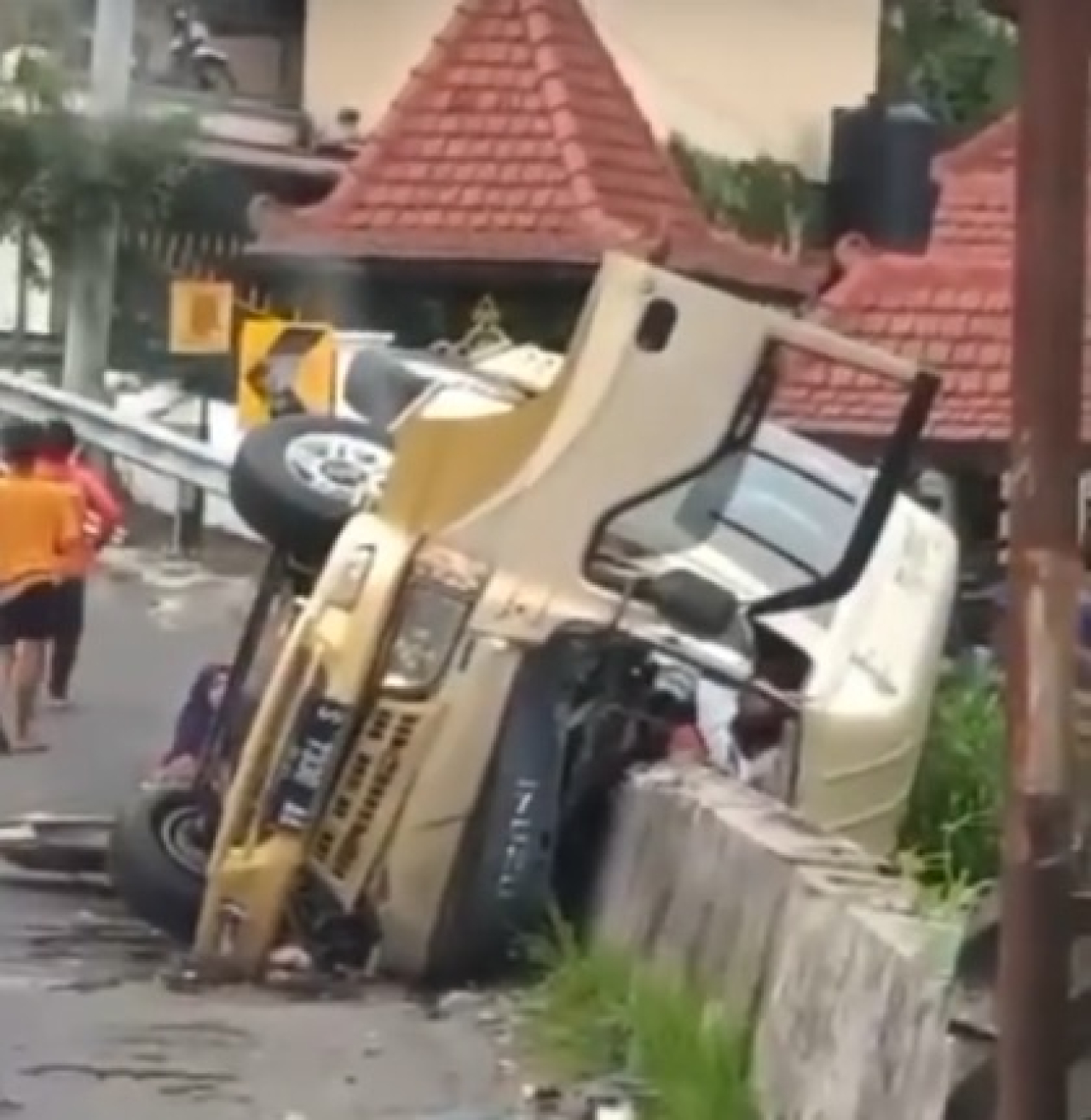 Minibus Rombongan Blora - Bojonegoro Terguling di Tawangmangu, Lima Orang Tewas