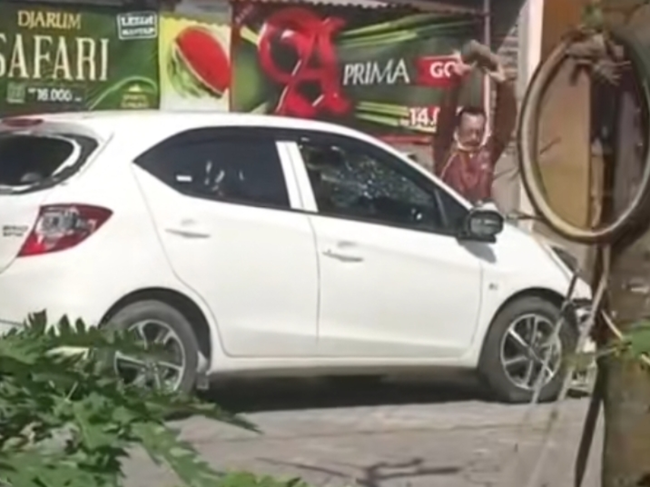 Heboh! Suami di Bojonegoro Buntuti Istri lalu Hancurkan Mobil Pakai Batu