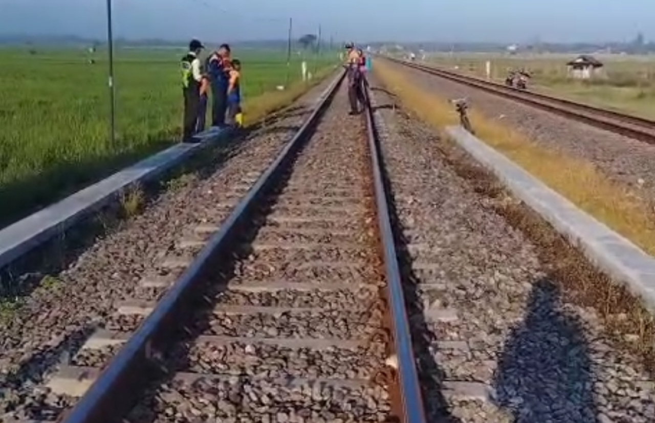 Pejalan Kaki di Blora Tertemper KA Gumarang Saat Melintasi Petak Jalan Kapuan - Cepu