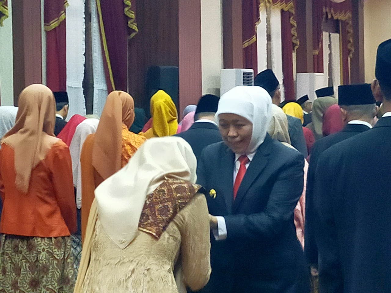 Gubernur Khofifah Sematkan Penganugerahan Tanda Satya Lencana Karya Satya Kepada Ratusan ASN Jatim