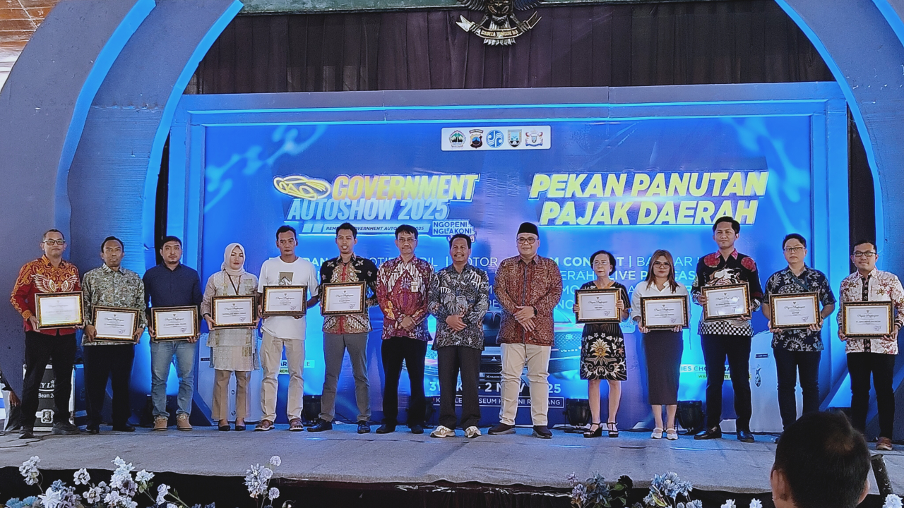 Bupati Rembang Harno dan Wakil Bupati M Hanies Cholil Barro' foto bersama dengan wajib pajak yang mendapat penghargaan