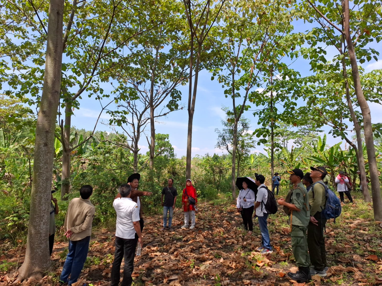Masyarakat berkomitmen mewujudkan keadilan sosial dan ekonomi berbasis kelestarian lingkungan.