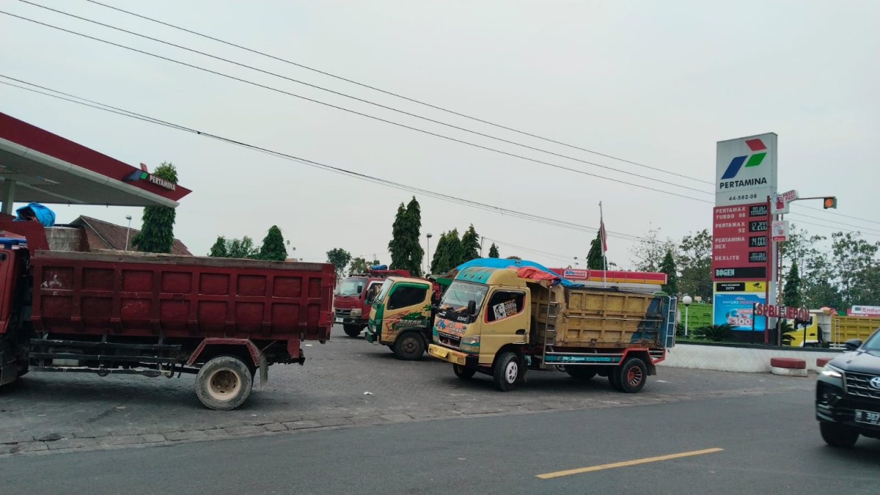 Antrian SPBU Jepon Kabupaten Blora Padat di Penuhi Truk Proyek