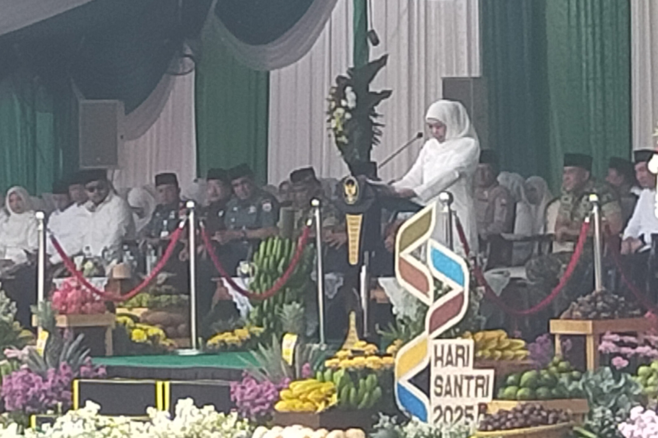 Pimpin Apel Hari Santri, Khofifah Sebut Santri Pilar Utama Indonesia Emas 2045 dan Penggerak Kerukunan Bangsa