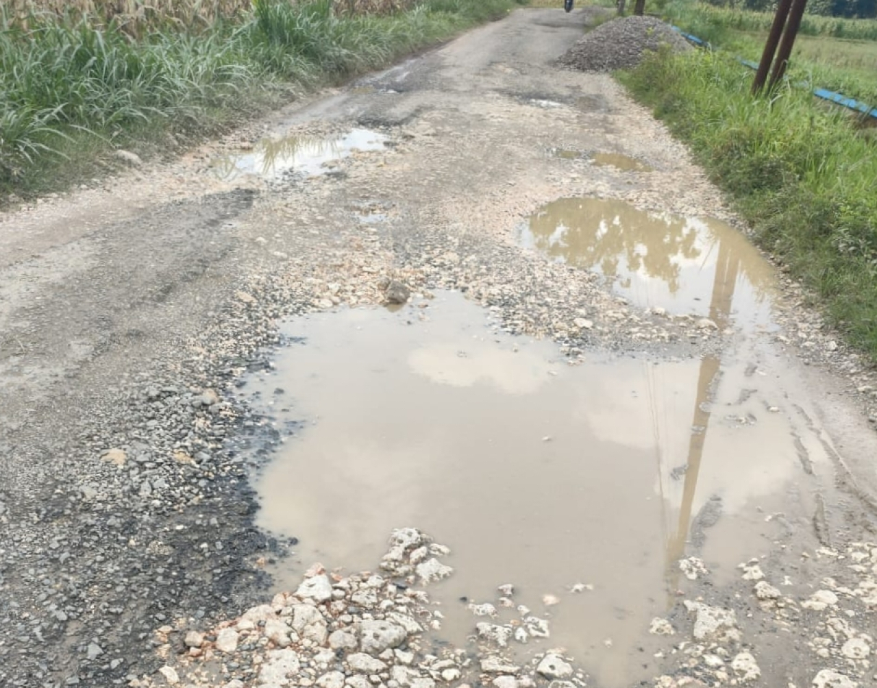 Jalan Terlihat Masih Banyak Genangan Air dan Terlihat ada Tumpukan Material. (Foto: Istimewa)