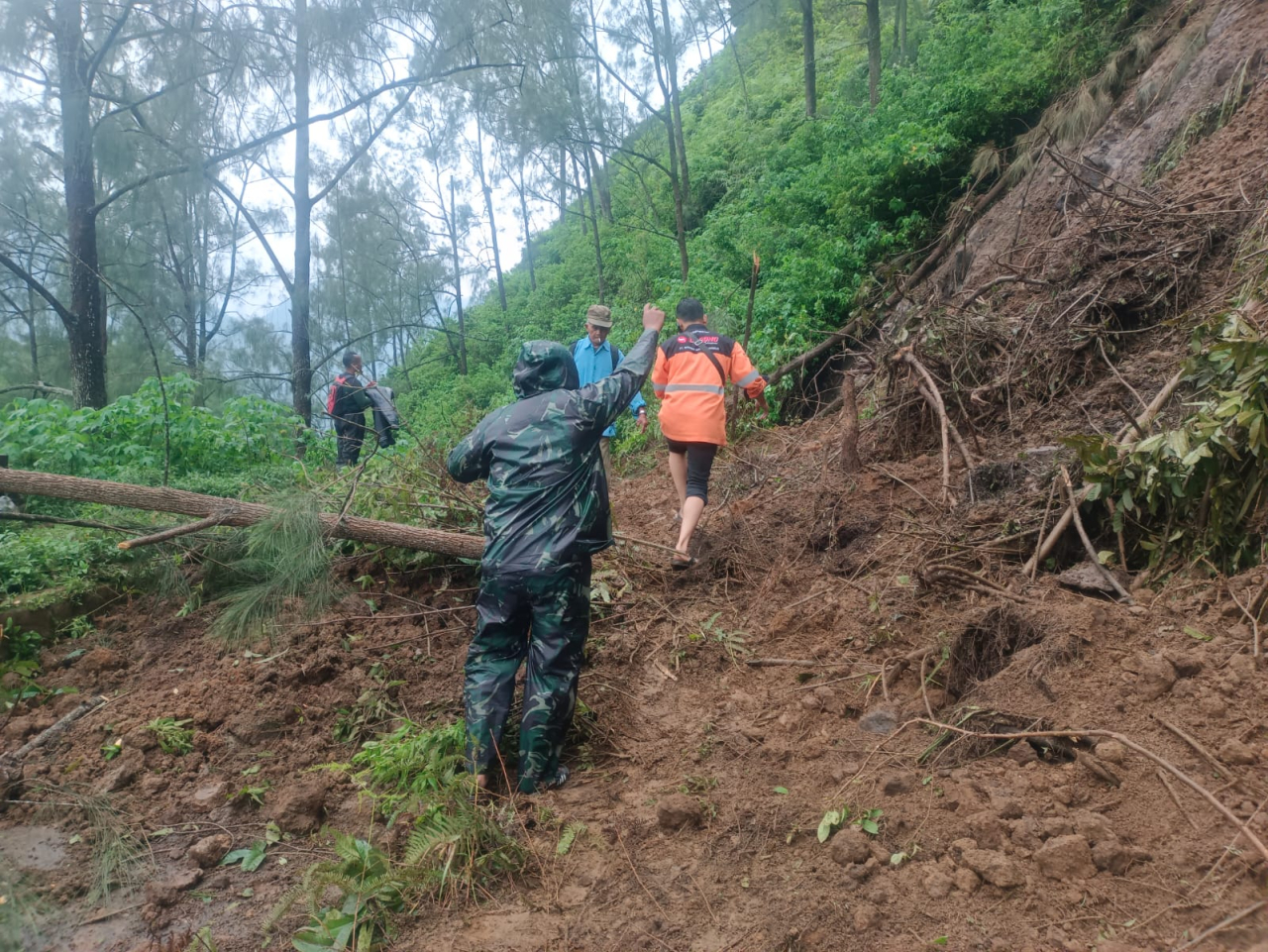 Bencana Longsor Hantam Blok Kutukan Sendi, Akses Pacet–Batu Ditutup Sementara