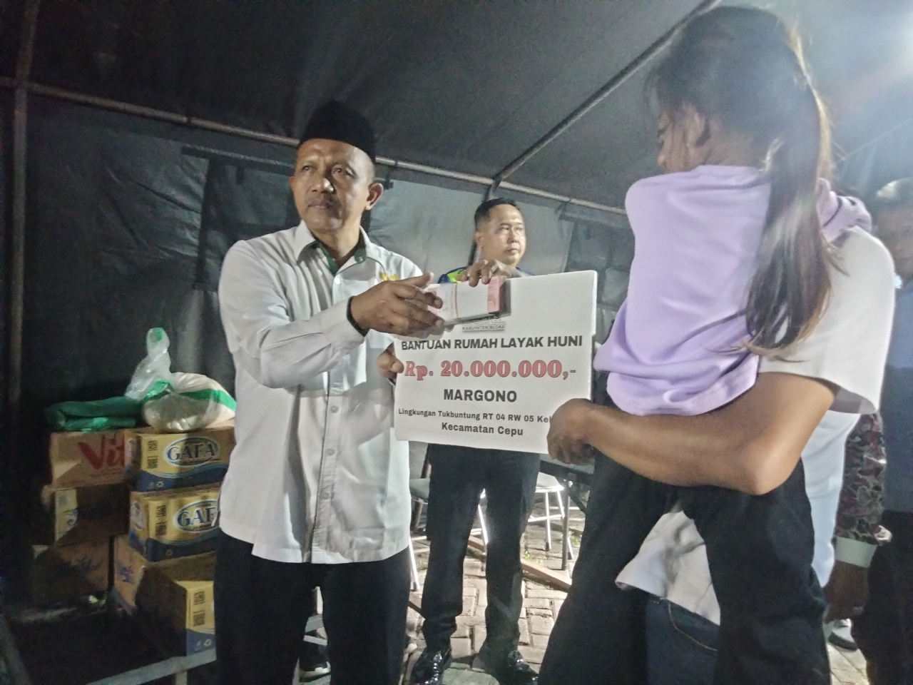 Wabup Blora Hj. Sri Setyorini Salurkan Bantuan untuk Korban Tanah Amblas di Cepu