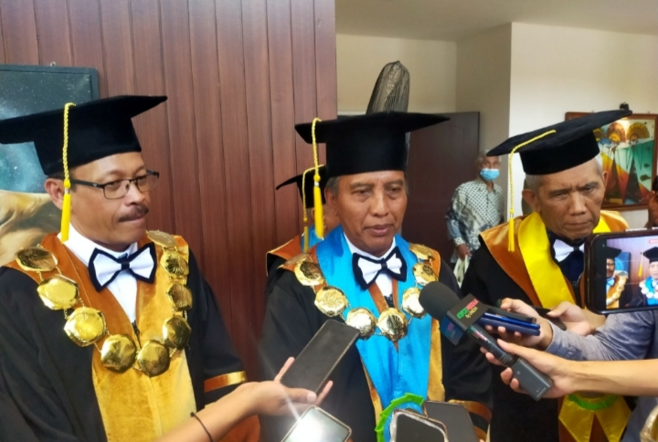 Perkuat Transformasi PTN-BH, UNESA Kukuhkan 11 Guru Besar Baru di Akhir Tahun 2025