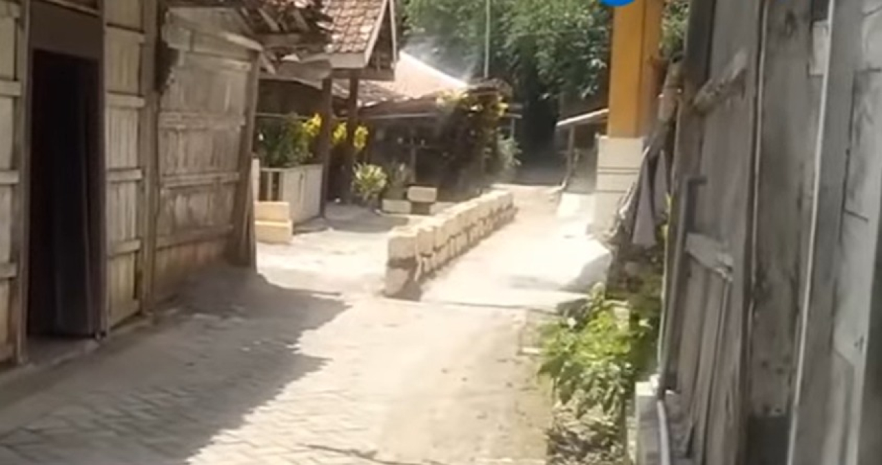 Warga Desa Kalangan Blora Terganggu, Jalan Lingkungan Diblokade Batu Kumbung Setinggi 50 Cm
