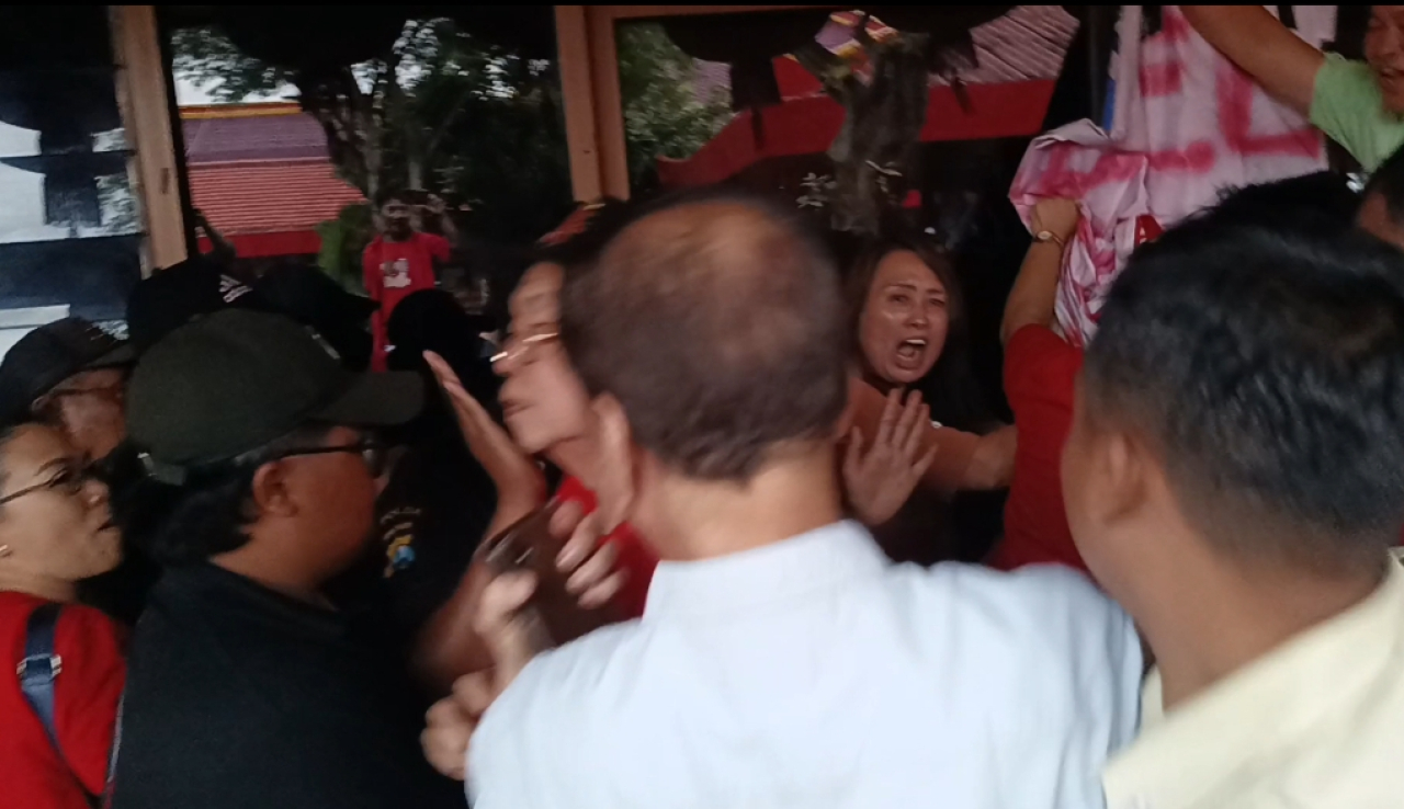 Suara Tolong di Bawah Lampion: Ketika Imlek 2026 di TITD Kwan Sing Bio Tuban Berubah Jadi Arena Sengketa