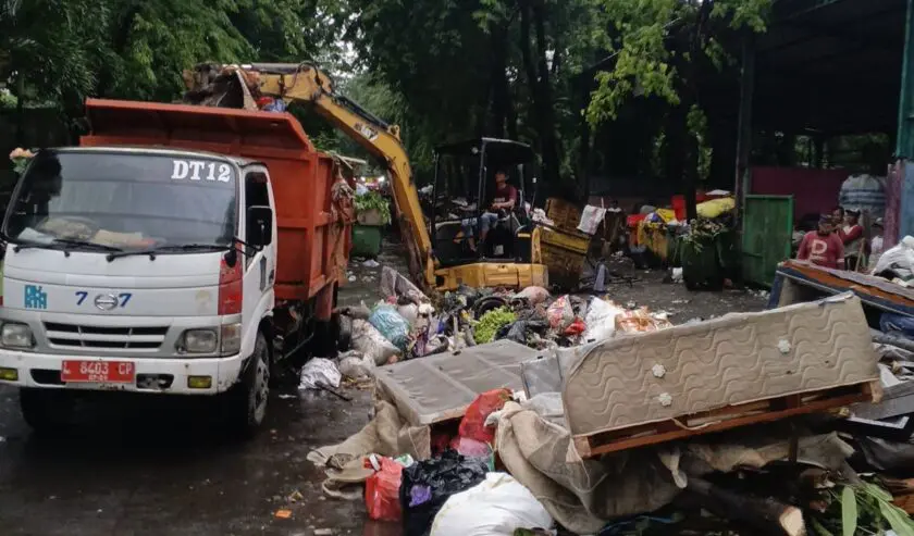DLH Surabaya Tak Angkut Kasur dan Lemari di Surabaya Bergerak, Warga Keluhkan Layanan Lambat