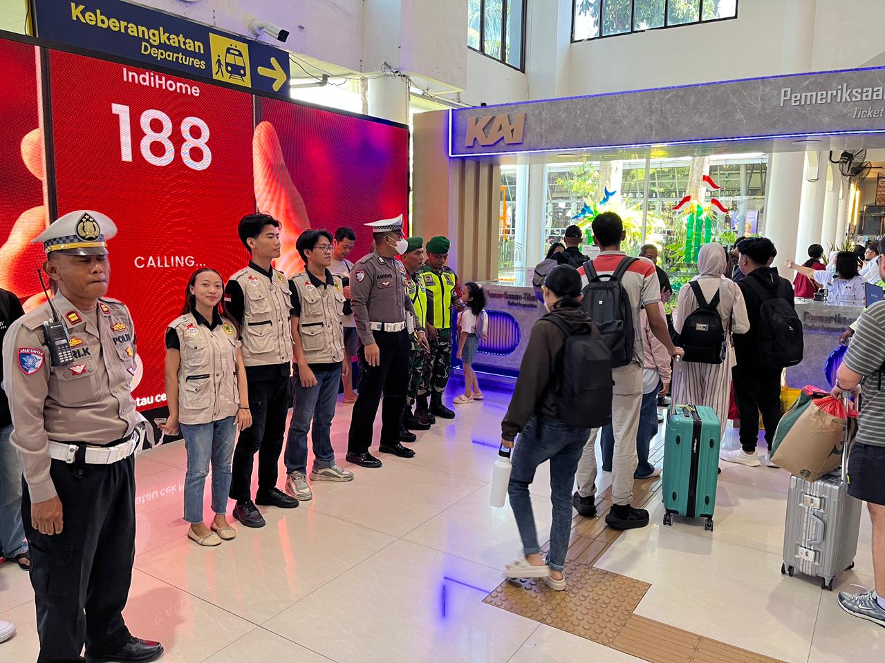 Bantu Pemudik, Aksi Nyata Mahasiswa Untag Surabaya di Masa Angkutan Lebaran 2026