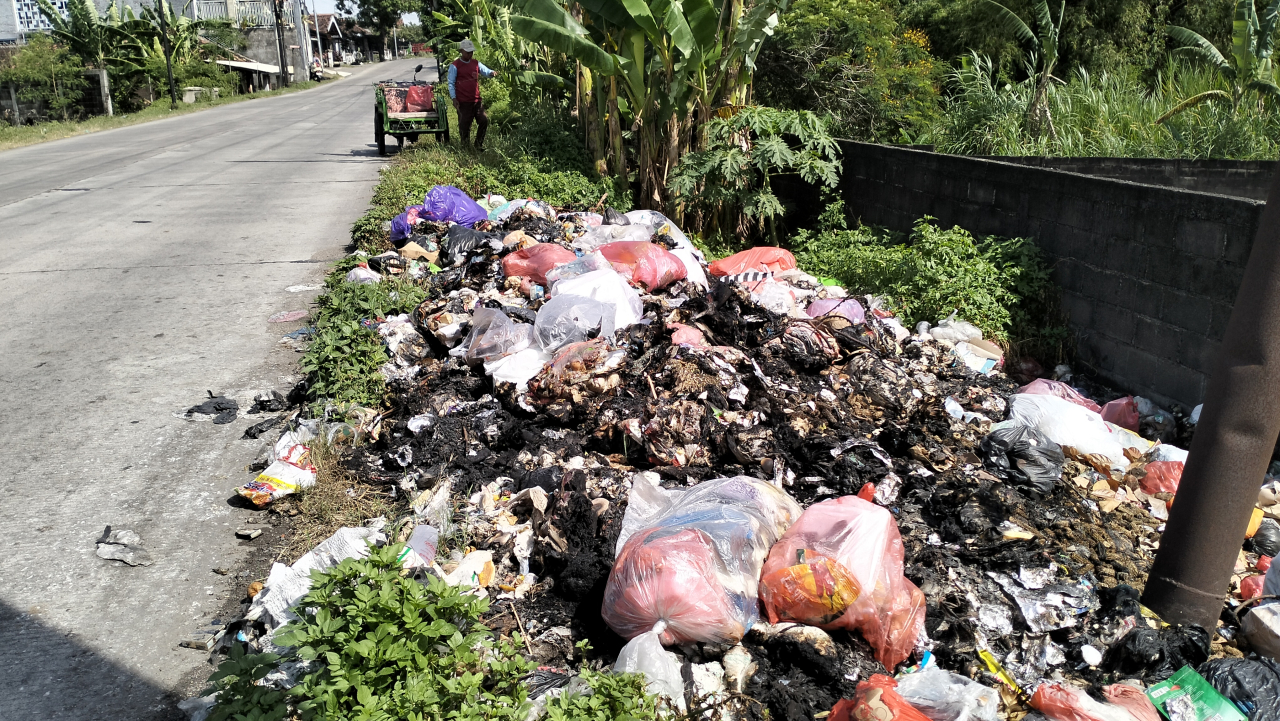 Sampah Liar Menggunung di Pungging Mojokerto, Warga Keluhkan Bau dan Minimnya Fasilitas