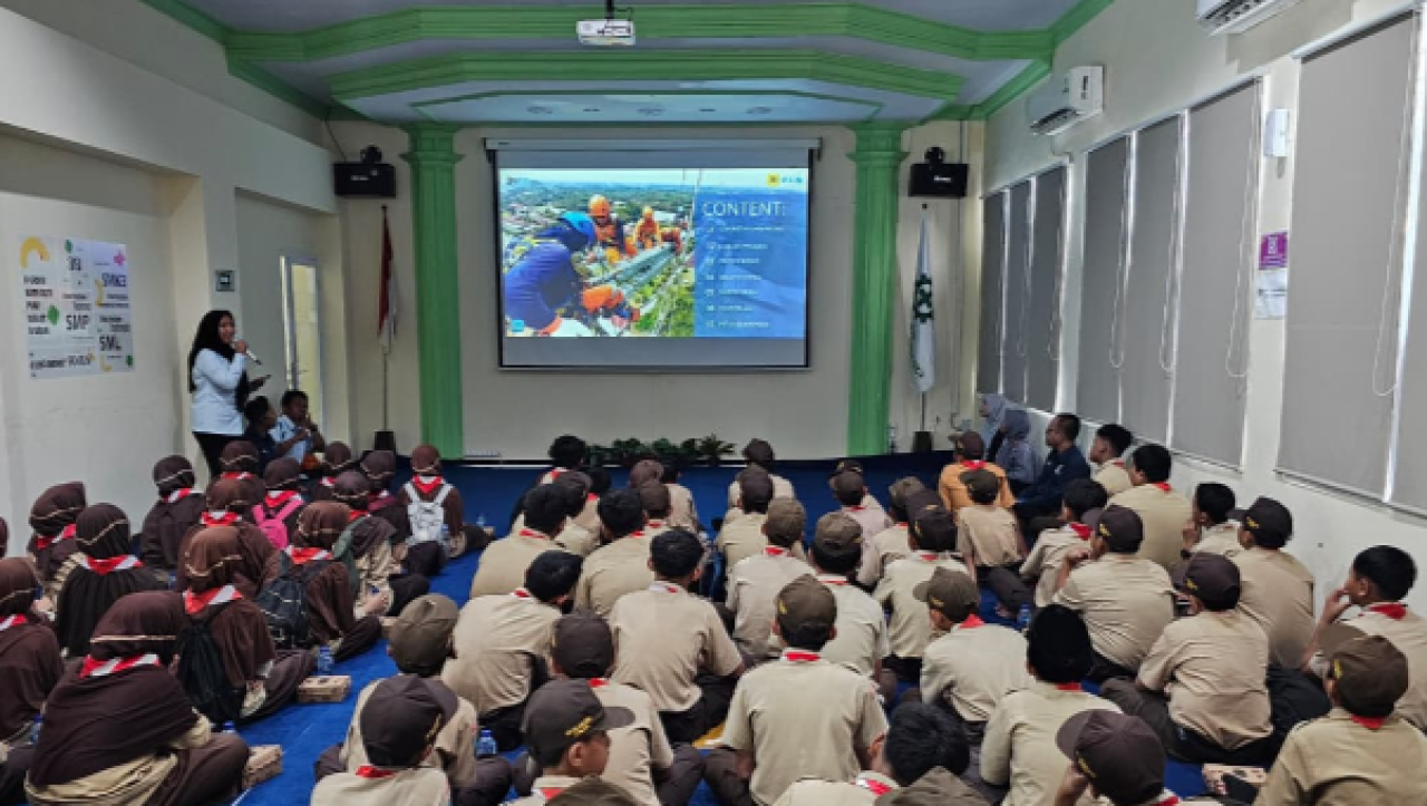 Kenalkan Dunia Ketenagalistrikan, PLN UIT JBM Edukasi Siswa MI Alam Succes Kediri soal Keselamatan Listrik