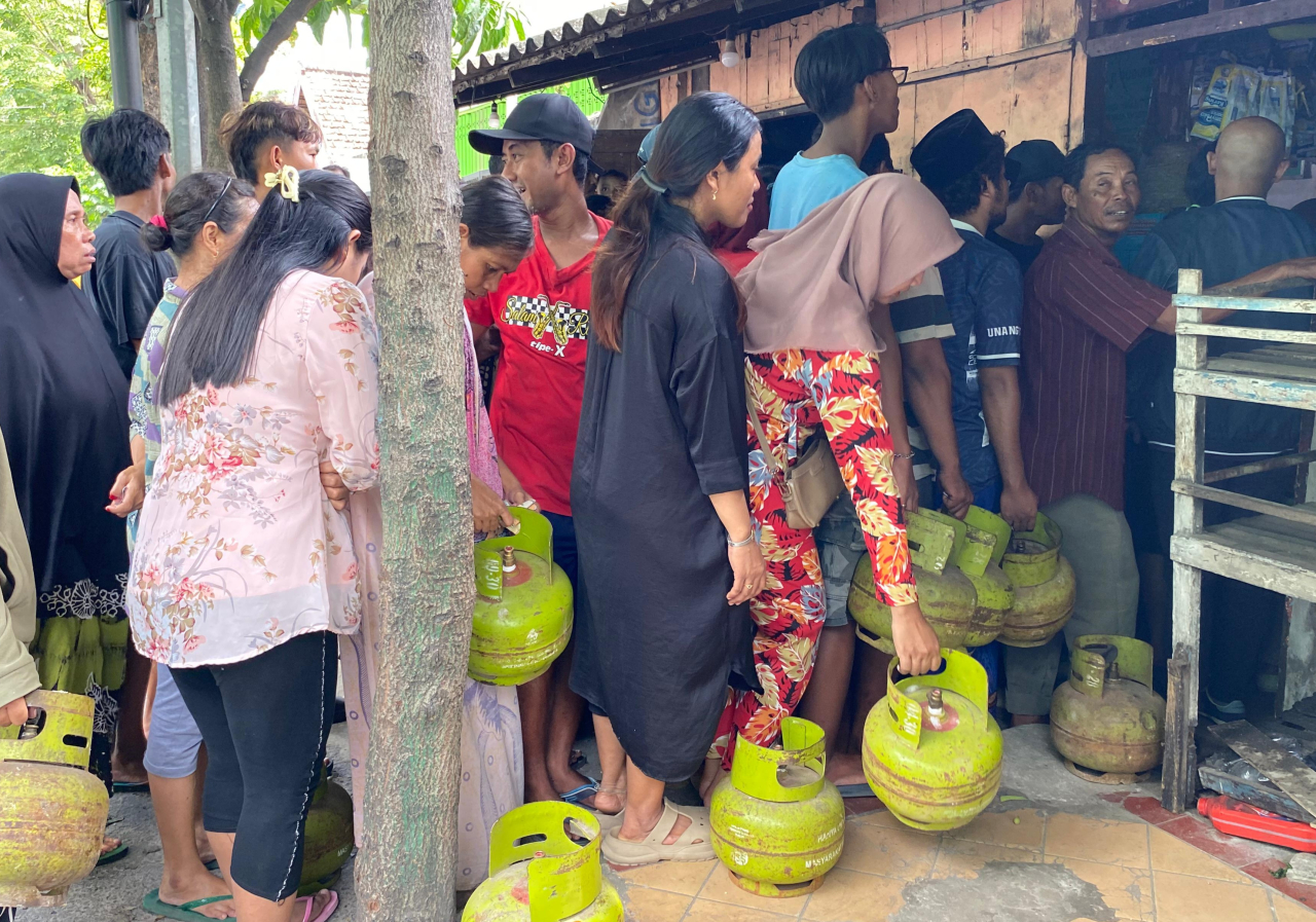 Pemkab Klaim Stok Aman, Warga Tuban Justru Antre hingga Berebut Elpiji 3 Kilogram