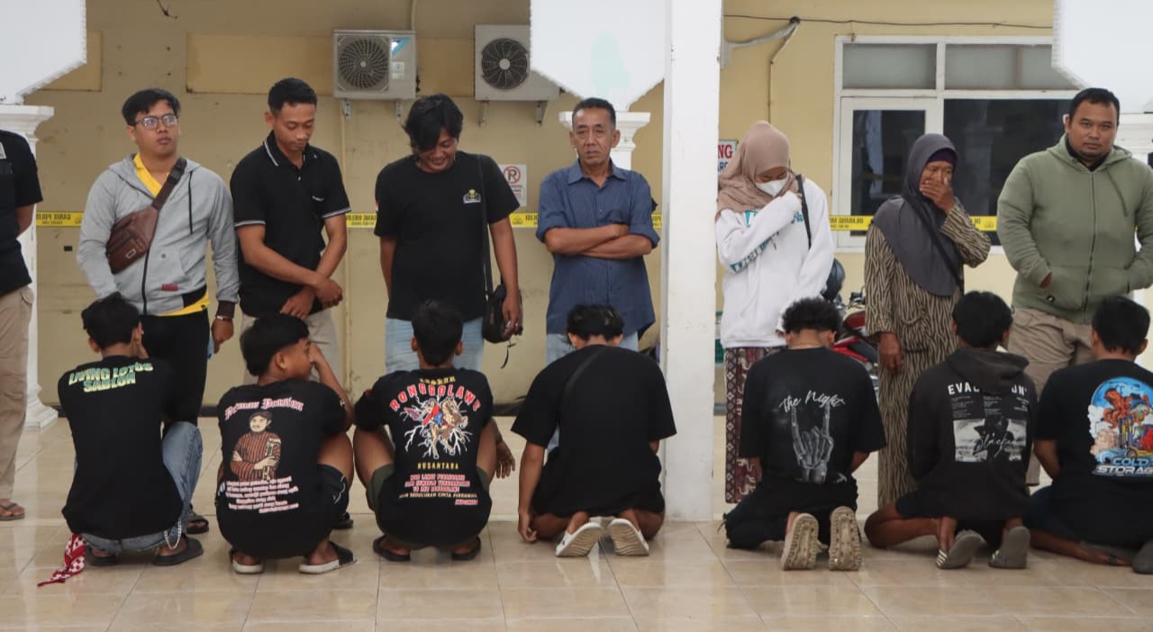 Puluhan Penggembira PSHT Bersimpuh Minta Maaf ke Orang Tua di Mapolres Tuban
