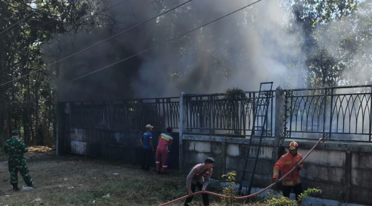 Warga Panik Lihat Api Membesar, Tumpukan Pipa Fiber di Tuban Berubah Jadi Arang