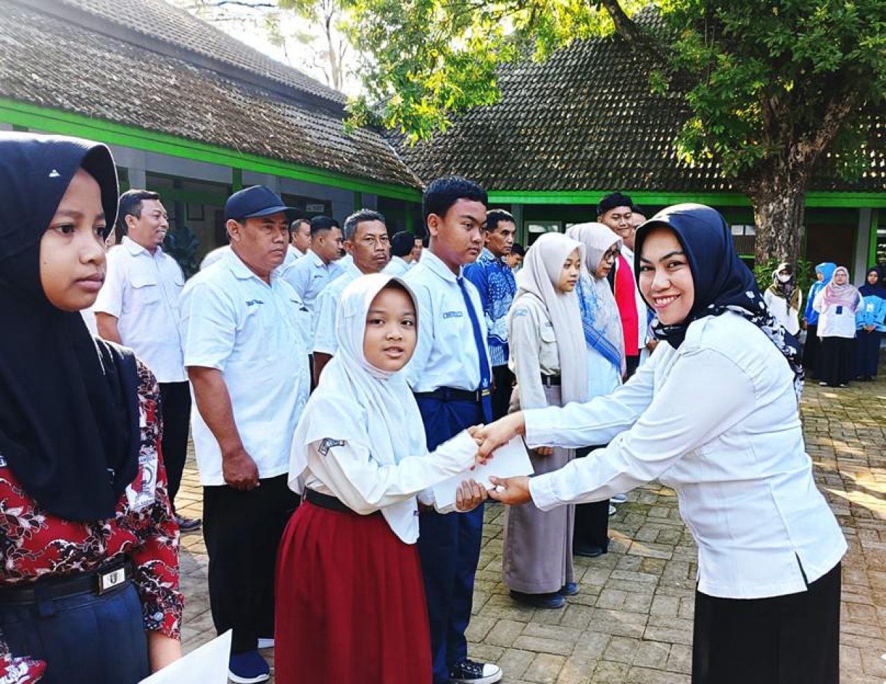 11 Putra-Putri Karyawan Berprestasi Terima Beasiswa dari Perhutani KPH Cepu