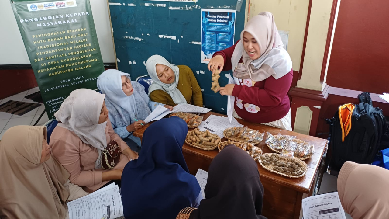 Cegah Cemaran, Tim Kimia Unesa Edukasi Higiene dan Sanitasi Olah Herbal di Malang