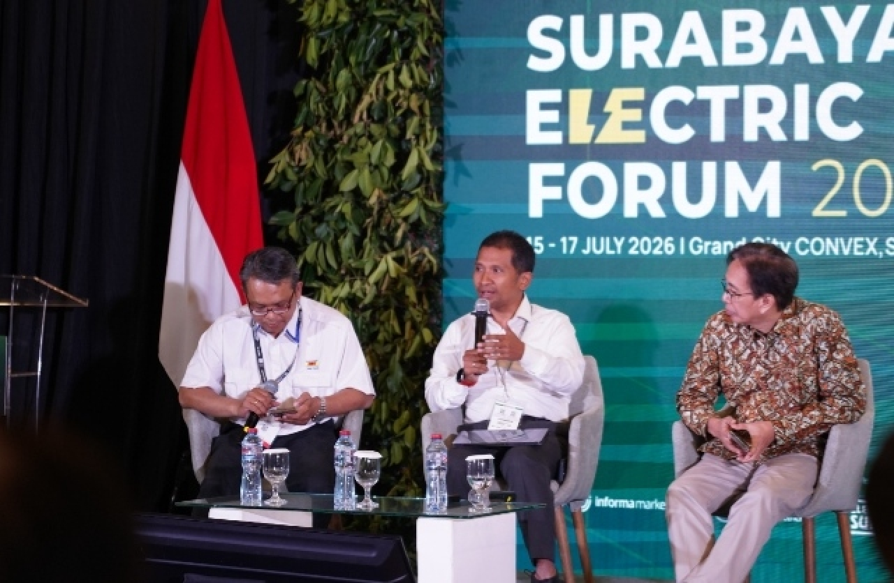 GM PLN UIT JBM, Ika Sudarmaja (tengah) saat memaparkan lonjakan keandalan listrik ( PLN UIT JBM / Memanggil.co)