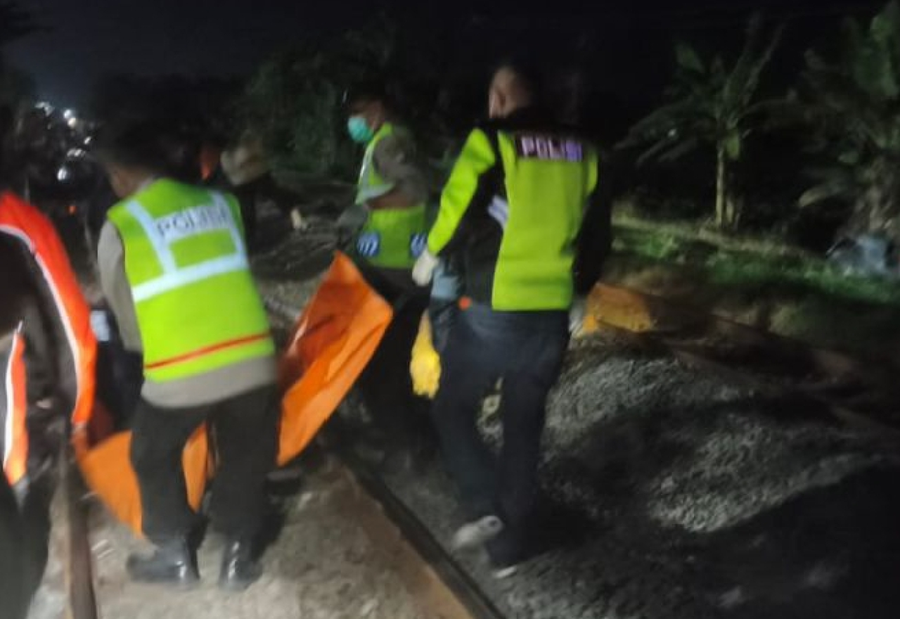Pejalan Kaki Tewas Tertabrak KA Jayabaya di Baureno, Polisi Lakukan Evakuasi Korban