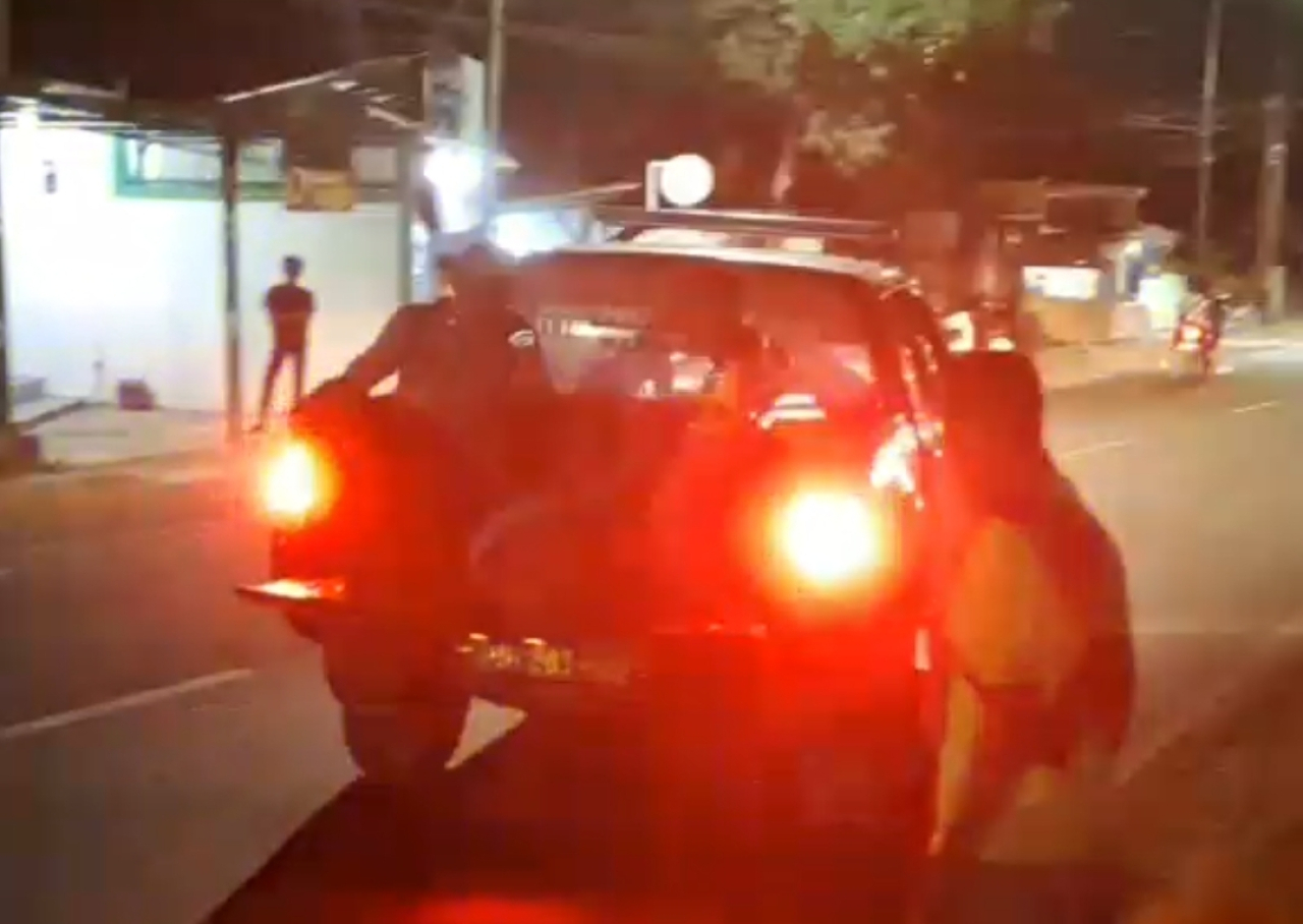 Heroik! Polisi Jepon Blora Selamatkan Lansia Korban Kecelakaan, Dibopong ke Mobil Patroli lalu Dilarikan ke Rumah Sakit