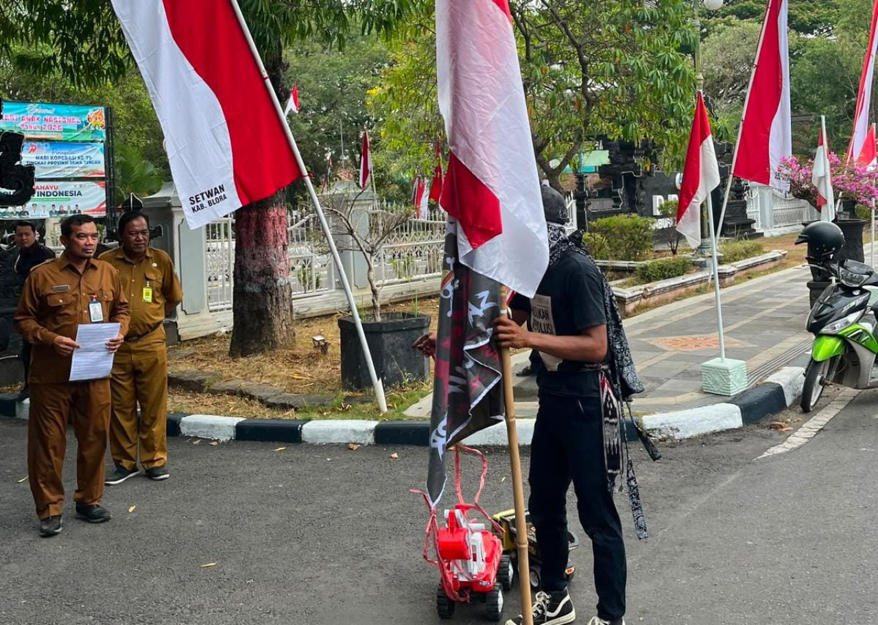 Jalan Mundur Bawa Mainan dan Miniatur Alat Berat, Mat Tohek Soroti Proyek Sekolah Rakyat Cepu Blora