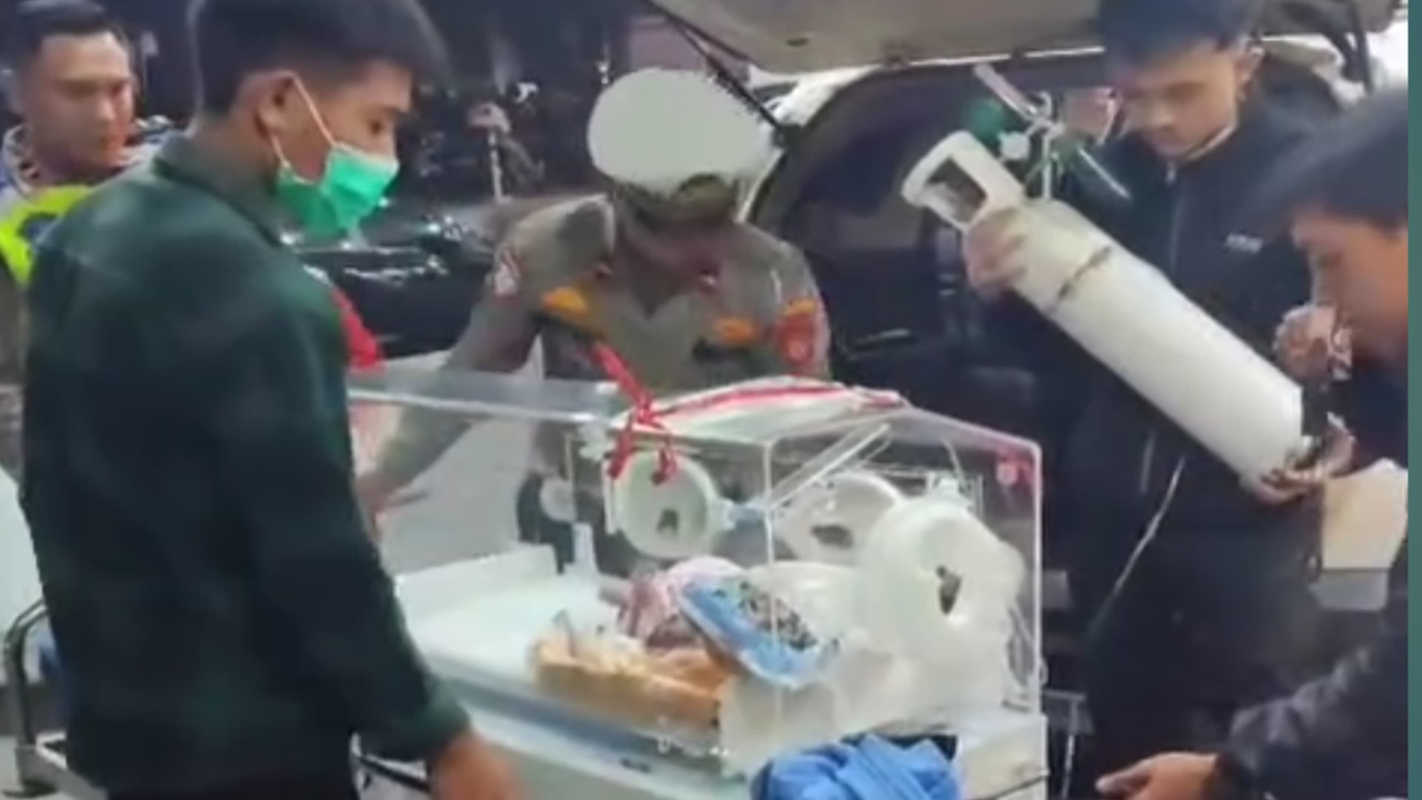 Polisi Patroli Selamatkan Bayi Prematur usai Ambulans Alami Kendala di Jatinangor, Dievakuasi ke RS Unpad