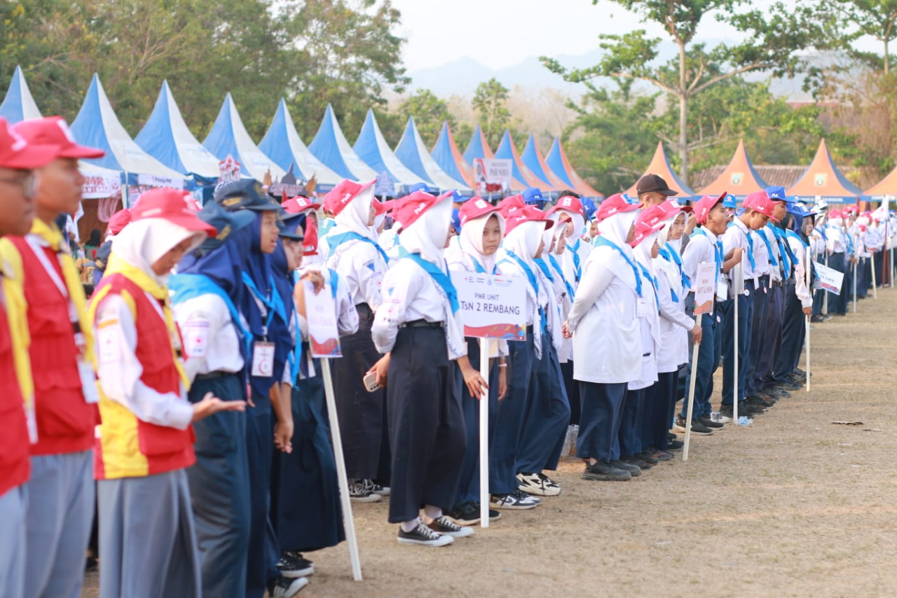 1.200 Pelajar Ikuti Jumbara PMI Rembang, Aksi Donasi Beras Warnai Perebutan 115 Trofi