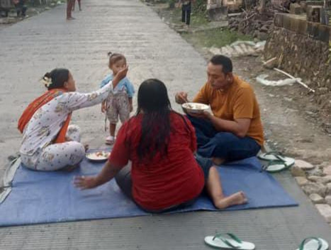 Warga Nglebur Blora Rayakan Jalan Baru dengan Piknik Sore di Atas Cor Mulus